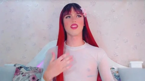 Red Hair tranny Gracefully Faps Her 10-Pounder