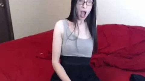 Nerdy Trap shoots spooge In Own Face